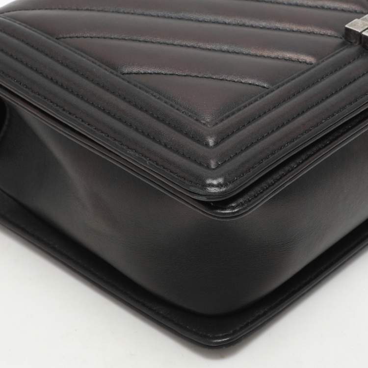 Pre Owned Chanel Black Quilted Chevron Leather New Medium Boy Flap Bag