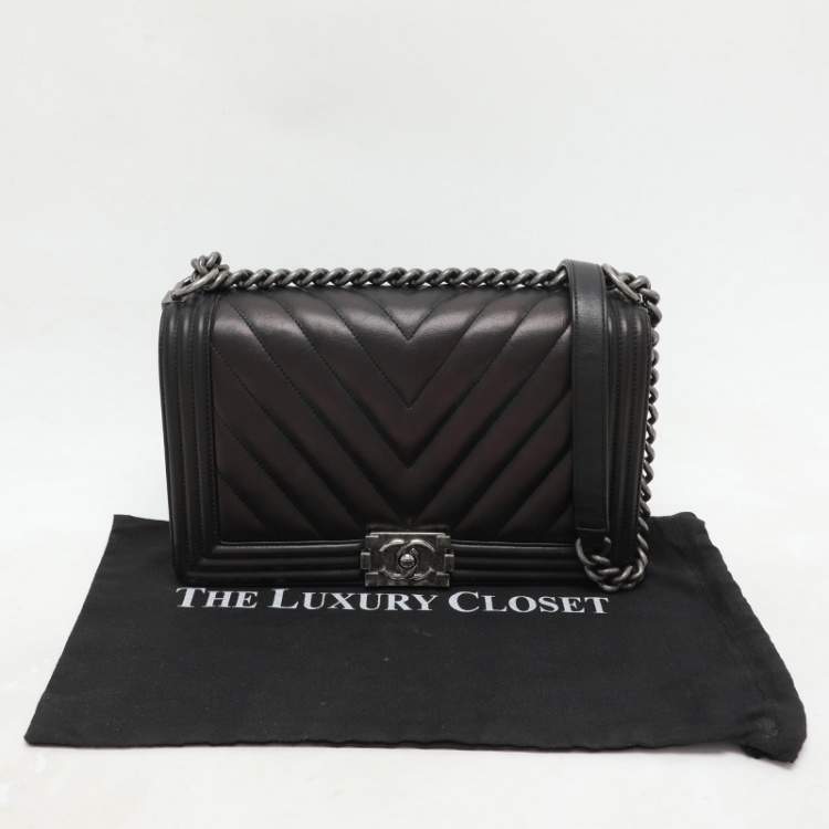 Pre Owned Chanel Black Quilted Chevron Leather New Medium Boy Flap Bag