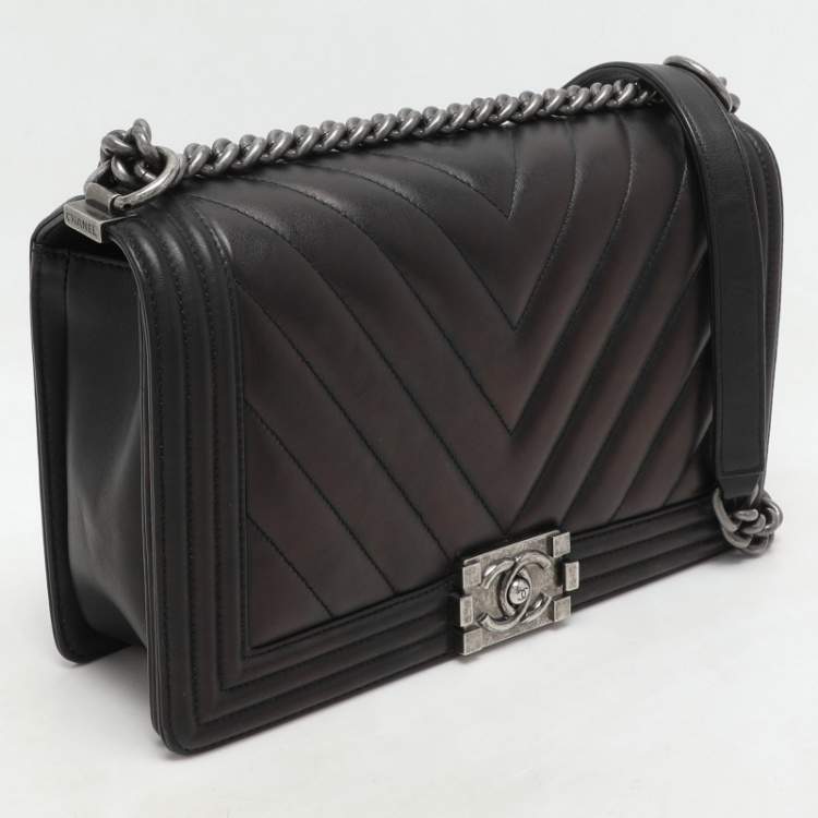 Pre Owned Chanel Black Quilted Chevron Leather New Medium Boy Flap Bag