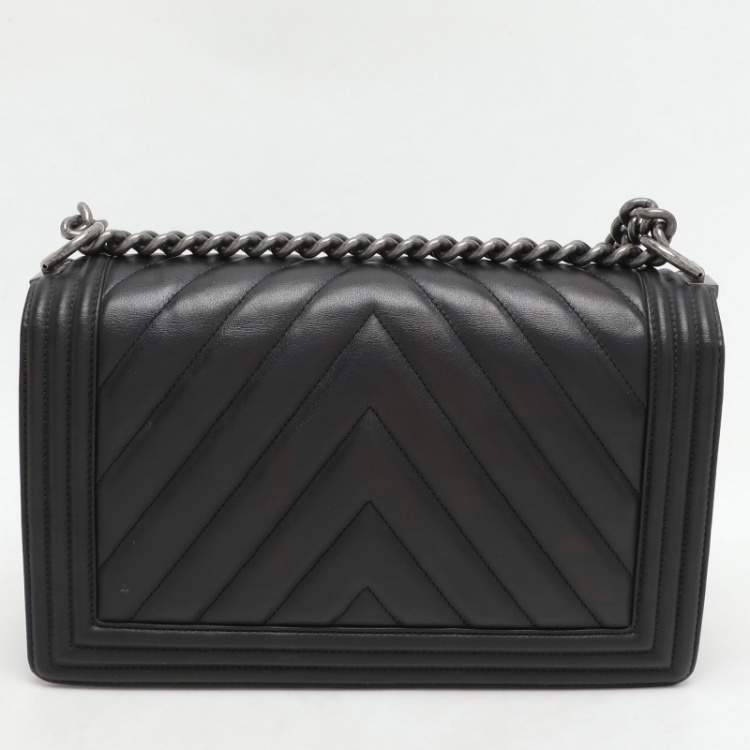 Pre Owned Chanel Black Quilted Chevron Leather New Medium Boy Flap Bag