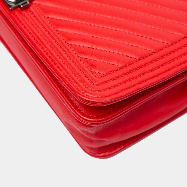 Pre Owned Chanel Chevron Calfskin Boy Wallet On Chain