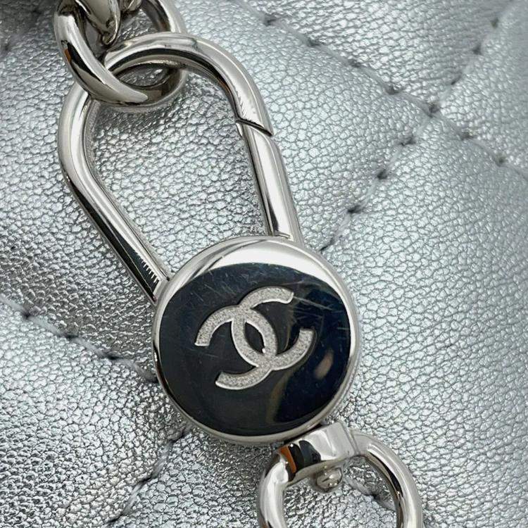 Pre Owned Chanel Matelasse Star Motif Silver Lambskin Chain Card Case