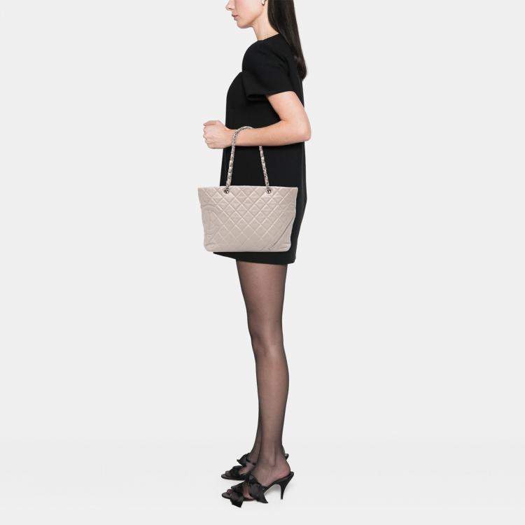 Pre Owned Chanel White Large Quilted Aged Calfskin Cotton Club Tote