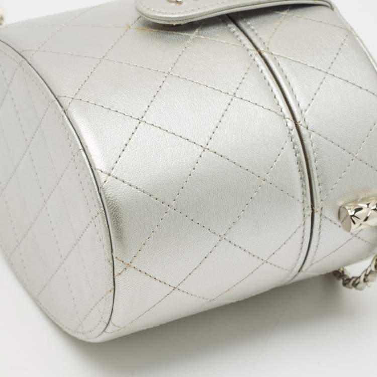 Pre Owned Chanel Metallic Silver Quilted Leather CC Vanity Bag