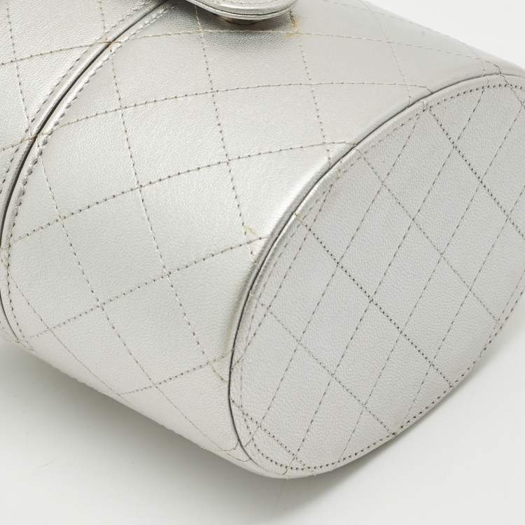 Pre Owned Chanel Metallic Silver Quilted Leather CC Vanity Bag