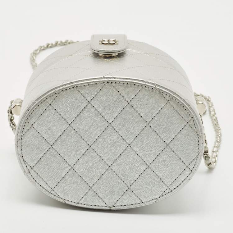 Pre Owned Chanel Metallic Silver Quilted Leather CC Vanity Bag