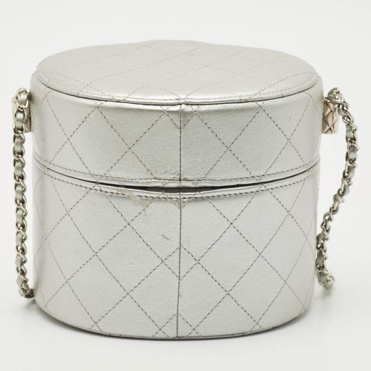 Pre Owned Chanel Metallic Silver Quilted Leather CC Vanity Bag
