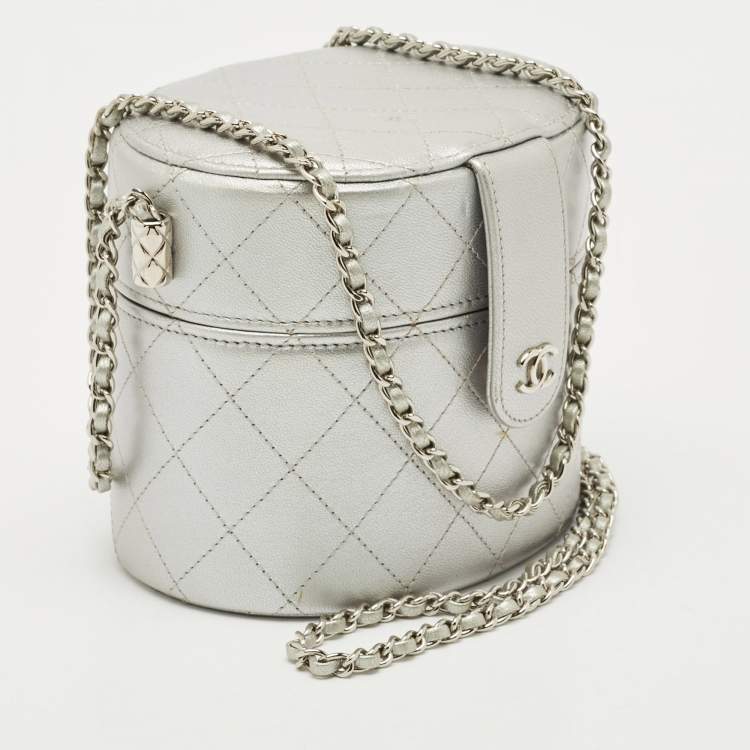 Pre Owned Chanel Metallic Silver Quilted Leather CC Vanity Bag