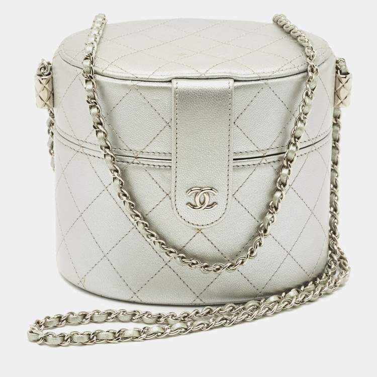 Pre Owned Chanel Metallic Silver Quilted Leather CC Vanity Bag