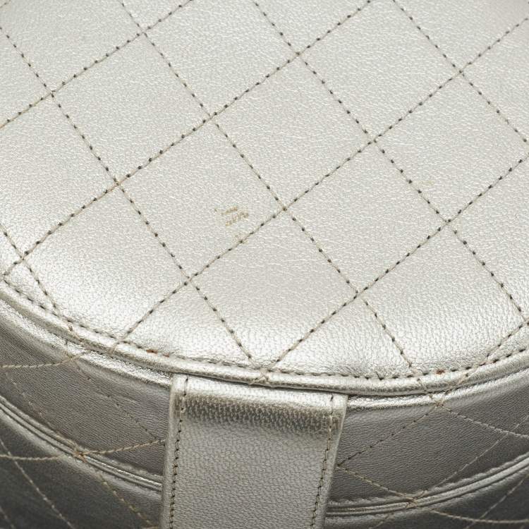 Pre Owned Chanel Metallic Silver Quilted Leather CC Vanity Bag