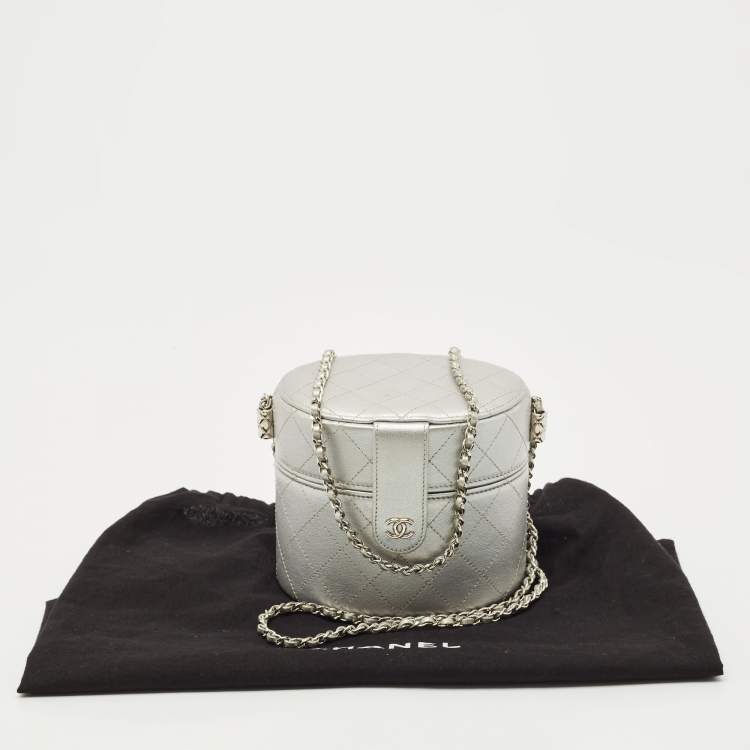 Pre Owned Chanel Metallic Silver Quilted Leather CC Vanity Bag