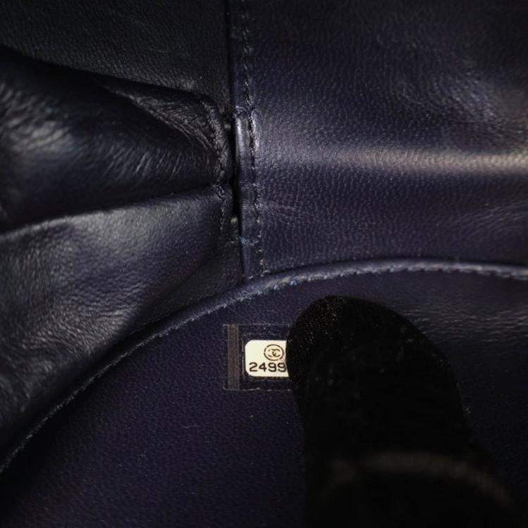 Pre Owned Chanel Round As Earth Blue Lizard Crossbody Bag