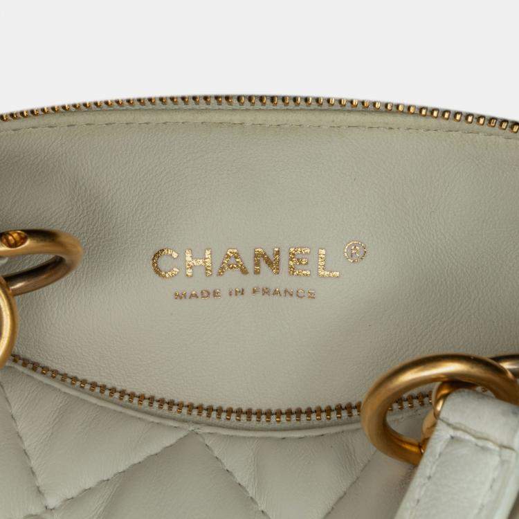 Pre Owned Chanel White Métiers d'Art CC Quilted Lambskin Box with Top Handle Bag