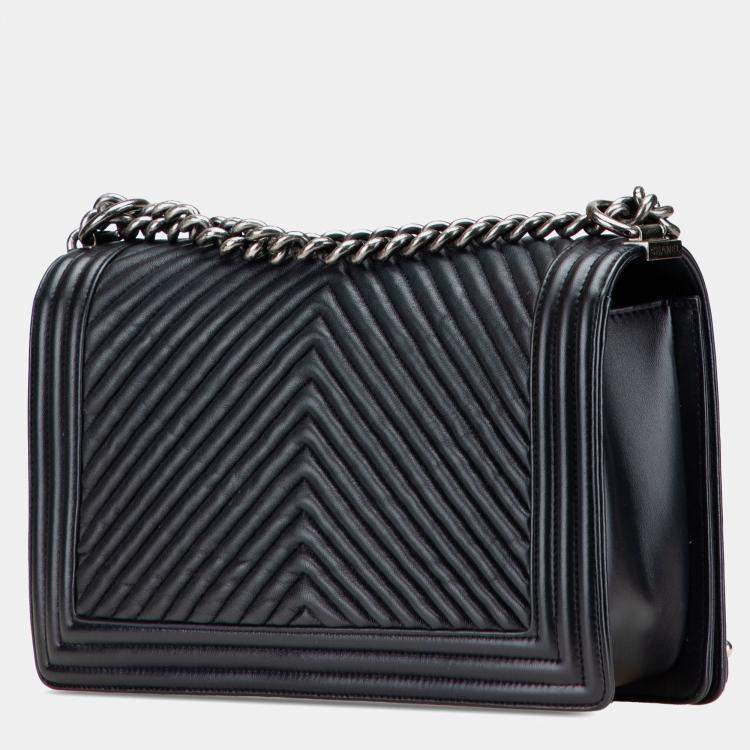 مملوكة مسبقًا Chanel Black Medium Chevron Wrinkled Lambskin Boy Flap