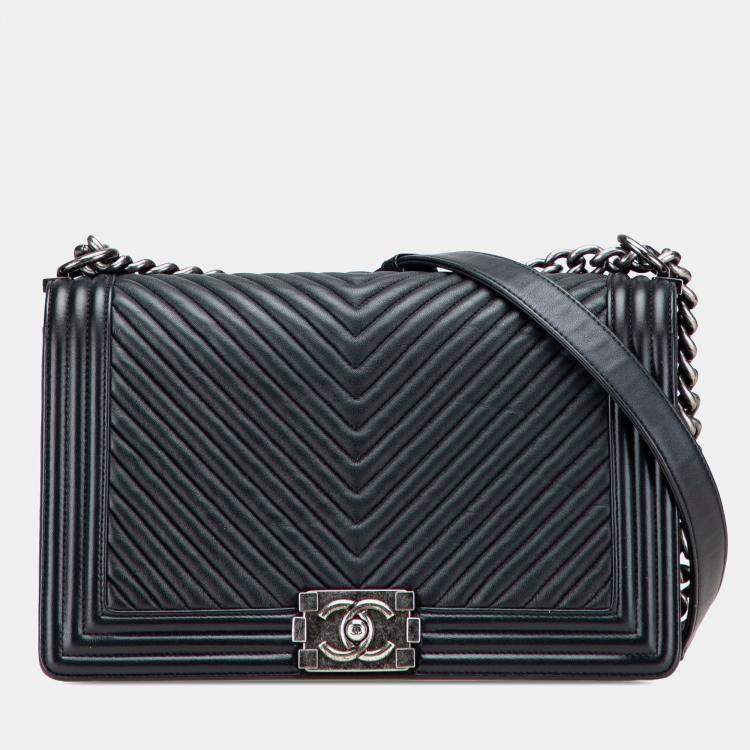 مملوكة مسبقًا Chanel Black Medium Chevron Wrinkled Lambskin Boy Flap