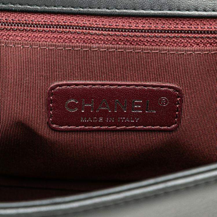 مملوكة مسبقًا Chanel Black Medium Chevron Wrinkled Lambskin Boy Flap