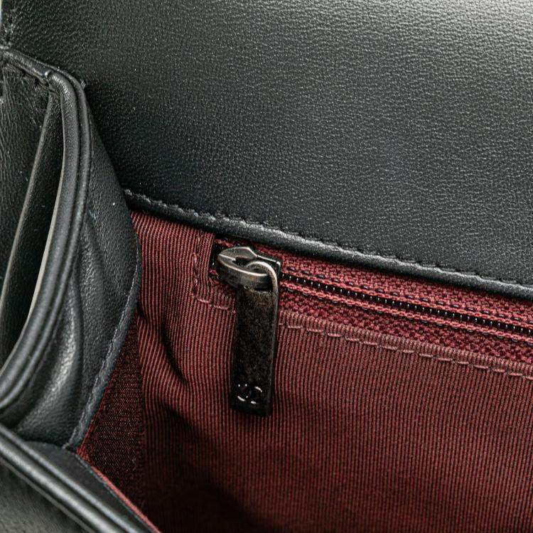 مملوكة مسبقًا Chanel Black Medium Chevron Wrinkled Lambskin Boy Flap