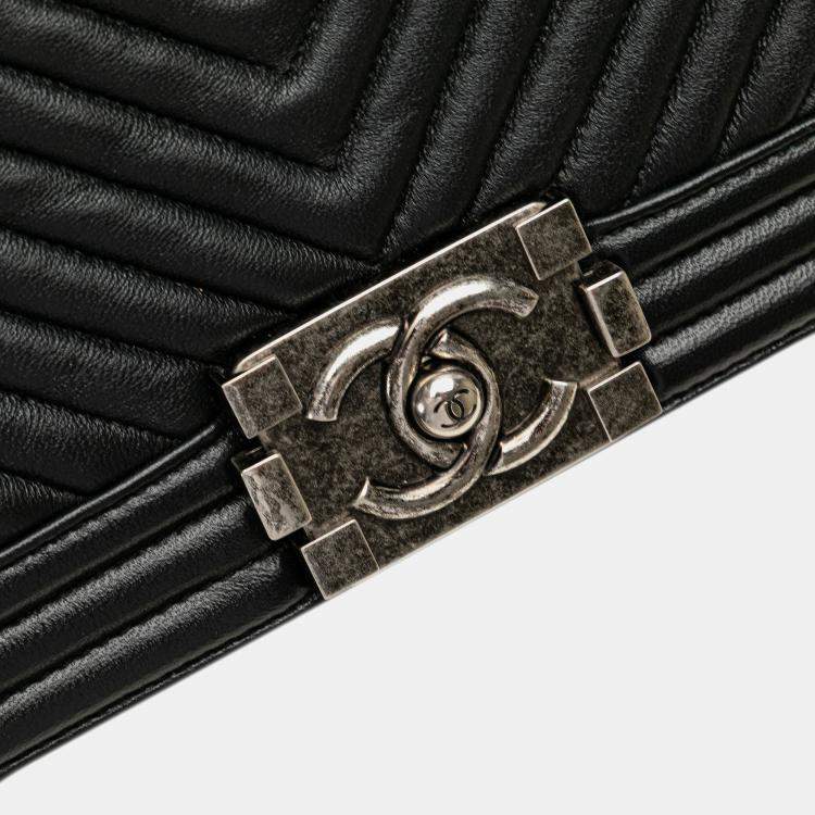 مملوكة مسبقًا Chanel Black Medium Chevron Wrinkled Lambskin Boy Flap