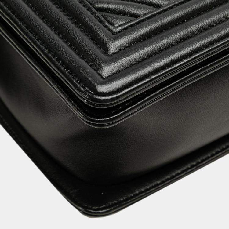 مملوكة مسبقًا Chanel Black Medium Chevron Wrinkled Lambskin Boy Flap