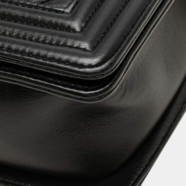 مملوكة مسبقًا Chanel Black Medium Chevron Wrinkled Lambskin Boy Flap