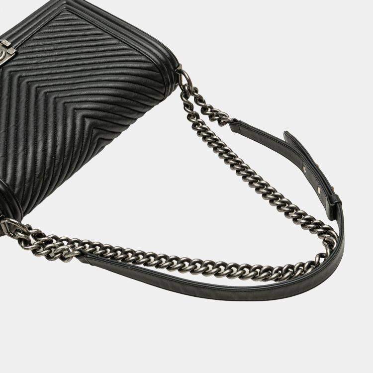 مملوكة مسبقًا Chanel Black Medium Chevron Wrinkled Lambskin Boy Flap