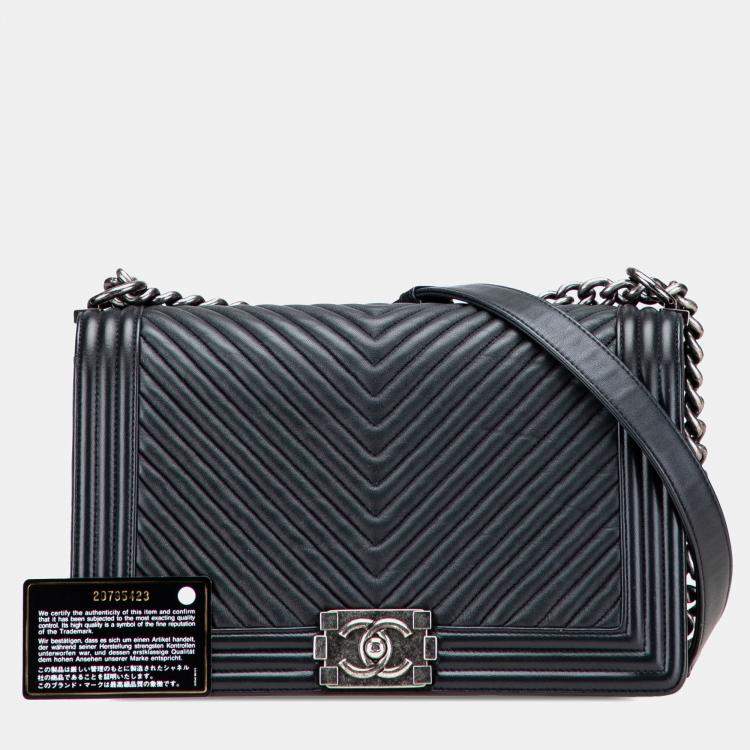 مملوكة مسبقًا Chanel Black Medium Chevron Wrinkled Lambskin Boy Flap