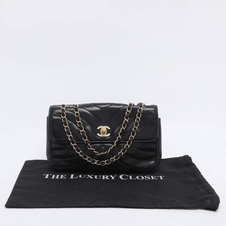 Pre Owned Chanel Black Chevron Quilted Leather CC Flap Bag