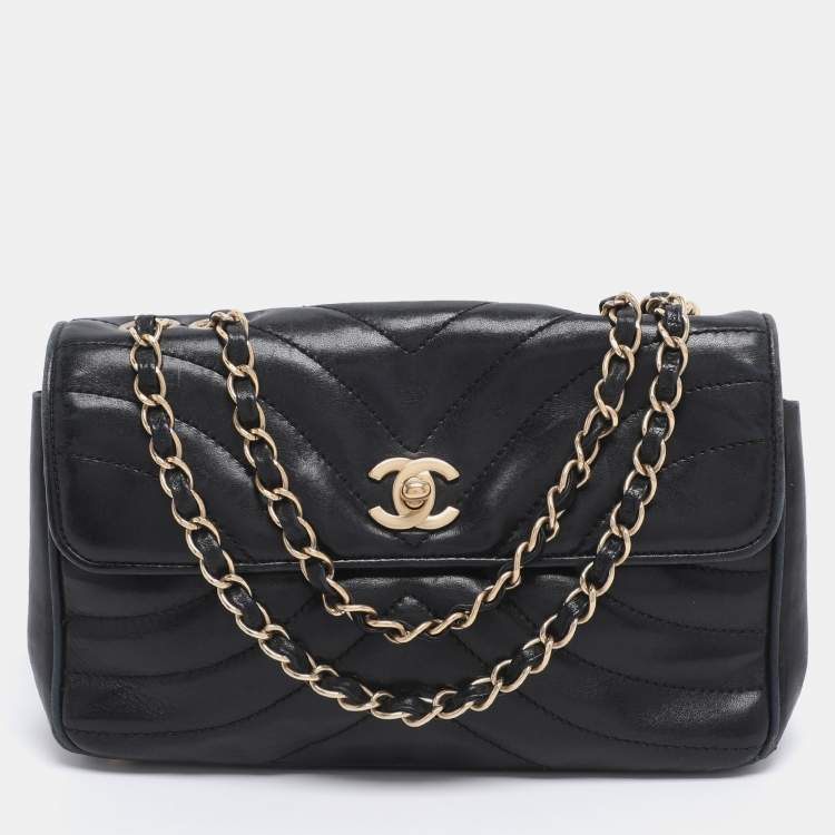 Pre Owned Chanel Black Chevron Quilted Leather CC Flap Bag