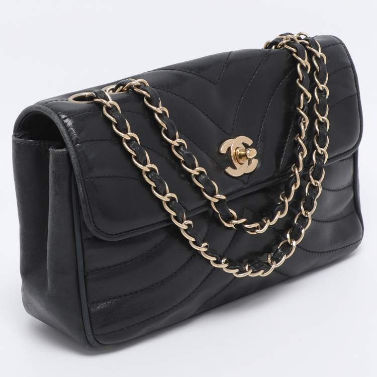 Pre Owned Chanel Black Chevron Quilted Leather CC Flap Bag