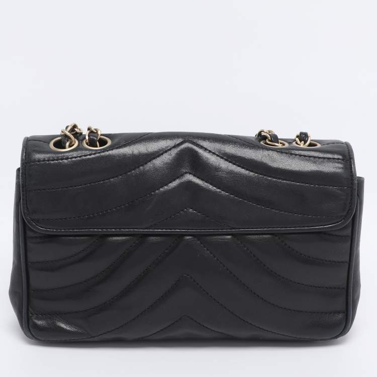 Pre Owned Chanel Black Chevron Quilted Leather CC Flap Bag
