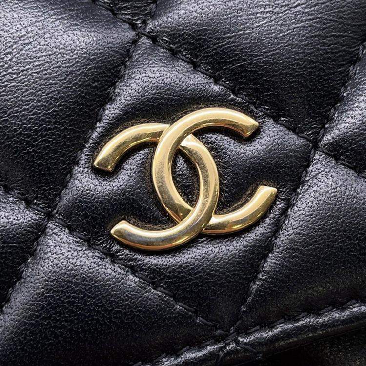 Pre Owned Chanel Matelasse Pearl Chain Mini Black Lambskin Chain Wallet