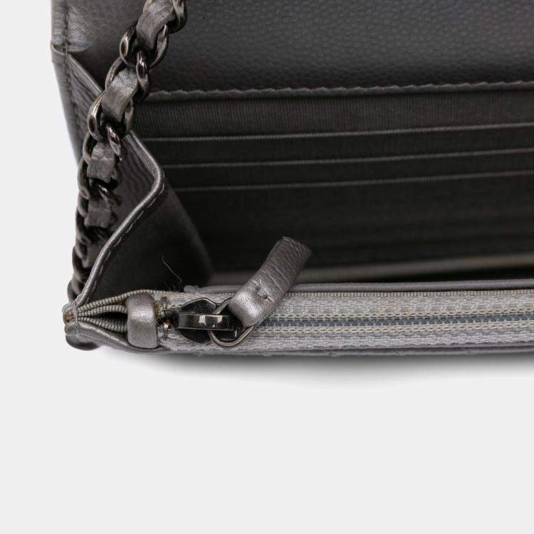 مملوكة مسبقًا Chanel Silver Chevron Metallic Caviar Boy Wallet On Chain