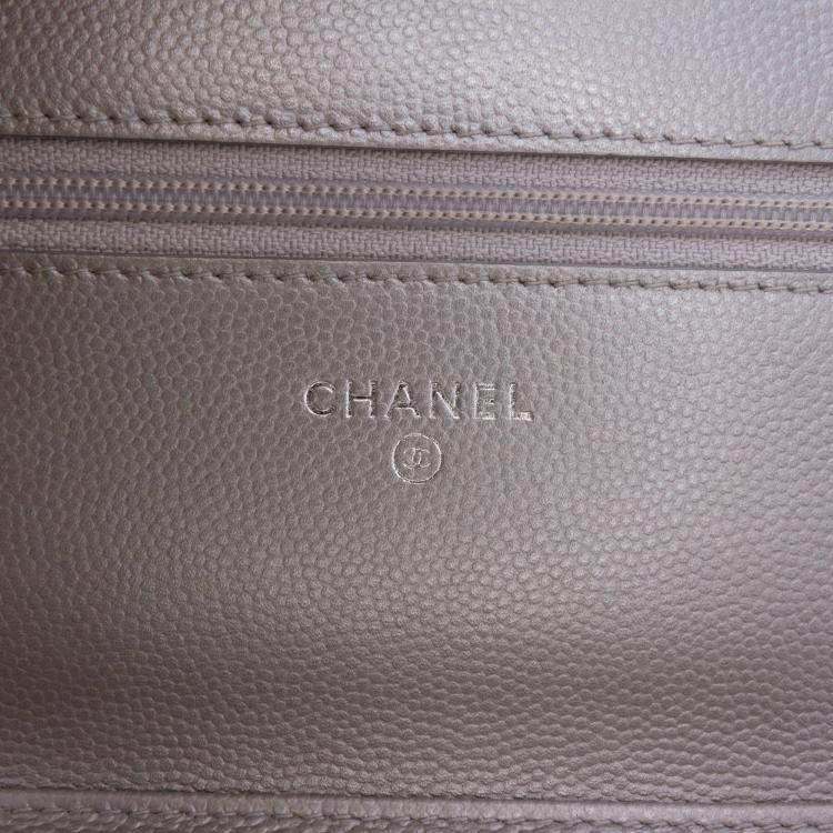مملوكة مسبقًا Chanel Silver Chevron Metallic Caviar Boy Wallet On Chain