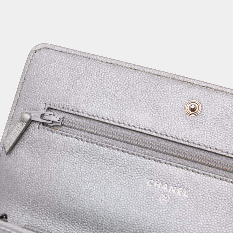 مملوكة مسبقًا Chanel Silver Chevron Metallic Caviar Boy Wallet On Chain