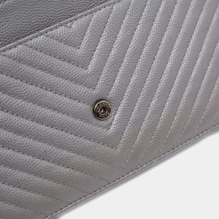 مملوكة مسبقًا Chanel Silver Chevron Metallic Caviar Boy Wallet On Chain