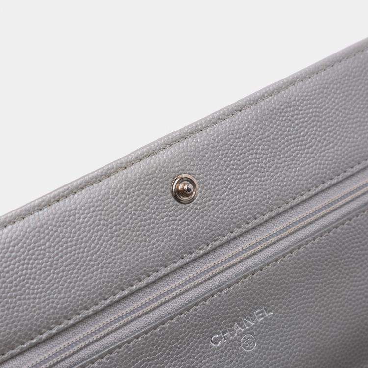 مملوكة مسبقًا Chanel Silver Chevron Metallic Caviar Boy Wallet On Chain