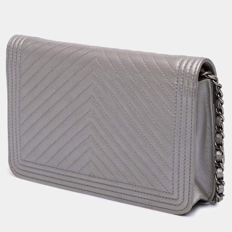 مملوكة مسبقًا Chanel Silver Chevron Metallic Caviar Boy Wallet On Chain