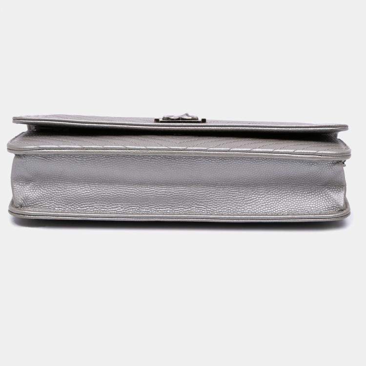 مملوكة مسبقًا Chanel Silver Chevron Metallic Caviar Boy Wallet On Chain