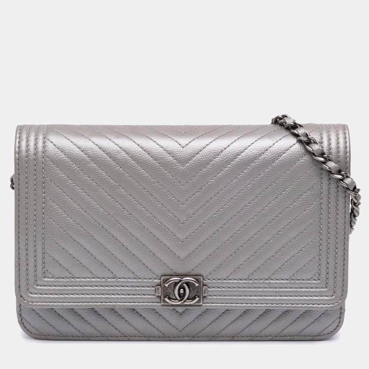 مملوكة مسبقًا Chanel Silver Chevron Metallic Caviar Boy Wallet On Chain