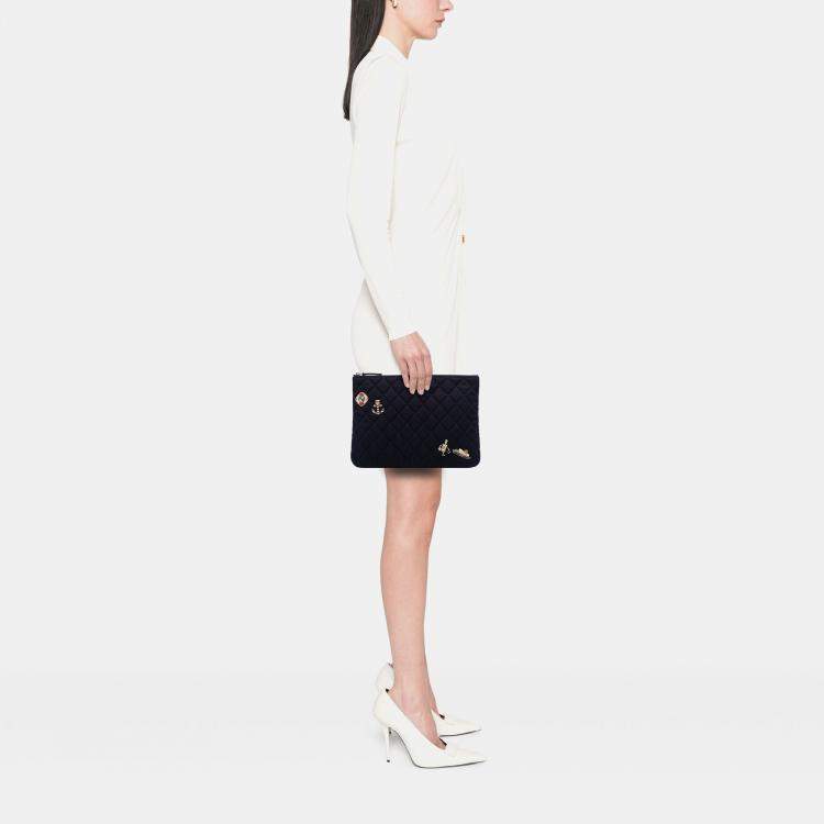 مملوكة مسبقًا Chanel Navy Blue Paris Hamburg Medium Quilted Wool Coco Sailor Charms O Case Clutch