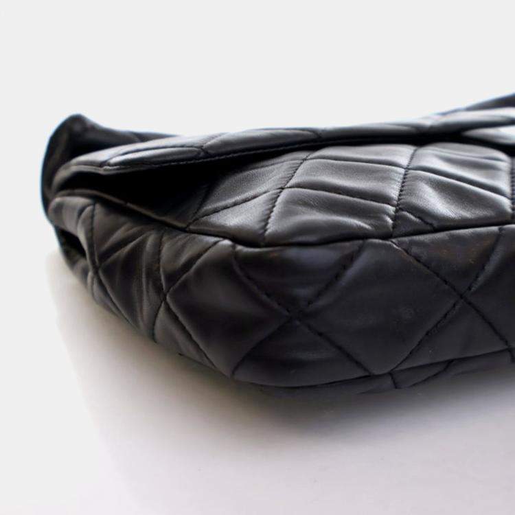 مملوكة مسبقًا Chanel Reissue Roll Black Lambskin Clutch Bag
