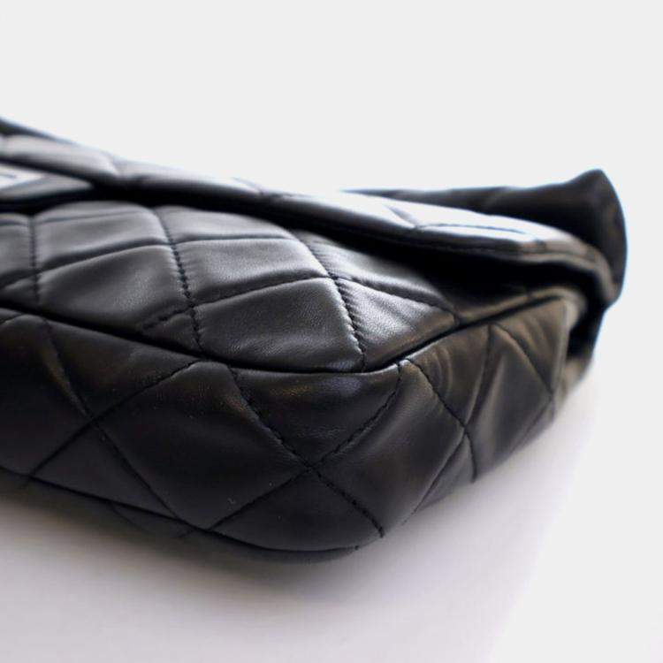 مملوكة مسبقًا Chanel Reissue Roll Black Lambskin Clutch Bag