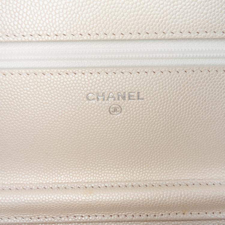 Pre Owned Chanel White Quilted Caviar Golden Class Wallet On Chain