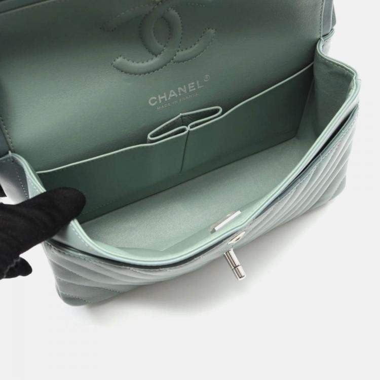 Pre Owned Chanel Chevron V-Stitch Green Lambskin Leather W-Flap Bag