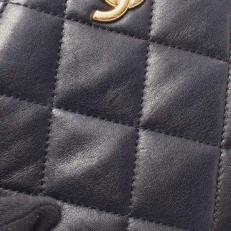 Pre Owned Chanel Black Quilted Lambskin Oval Logo Chain Top Handle Round Clutch on Chain