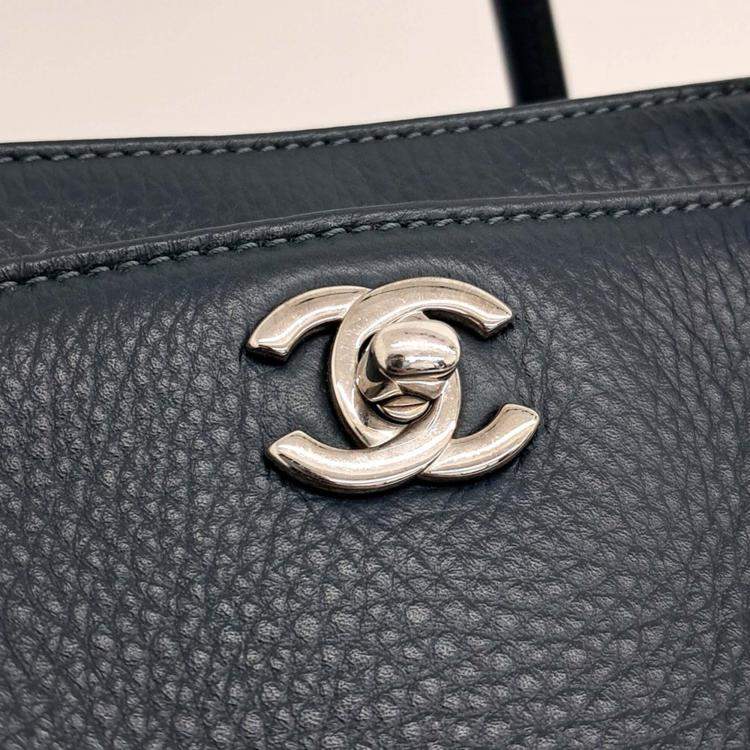 Pre Owned Chanel Grand Large Navy Blue Leather Surf Bag