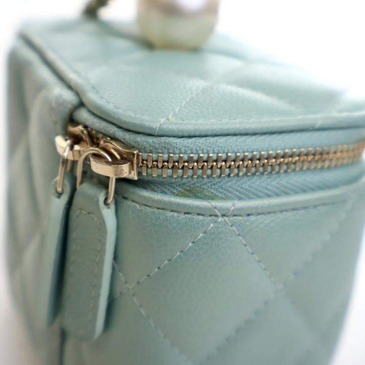 Pre Owned Chanel Pearl On Top Mini Green Caviar Vanity Case