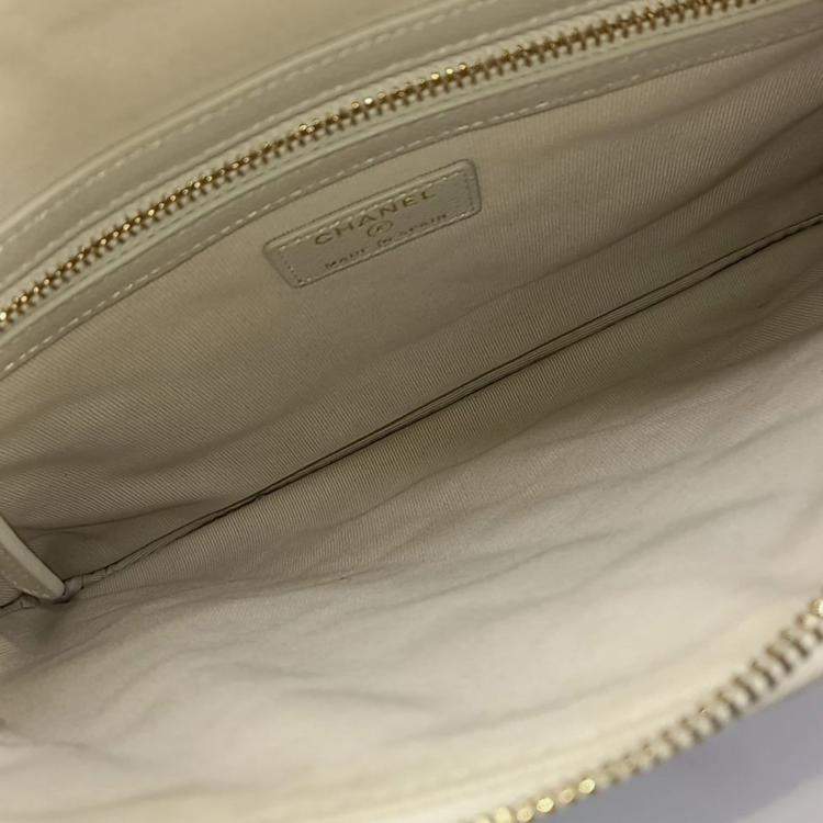 Pre Owned Chanel White Leather Caviar Clutch New Medium