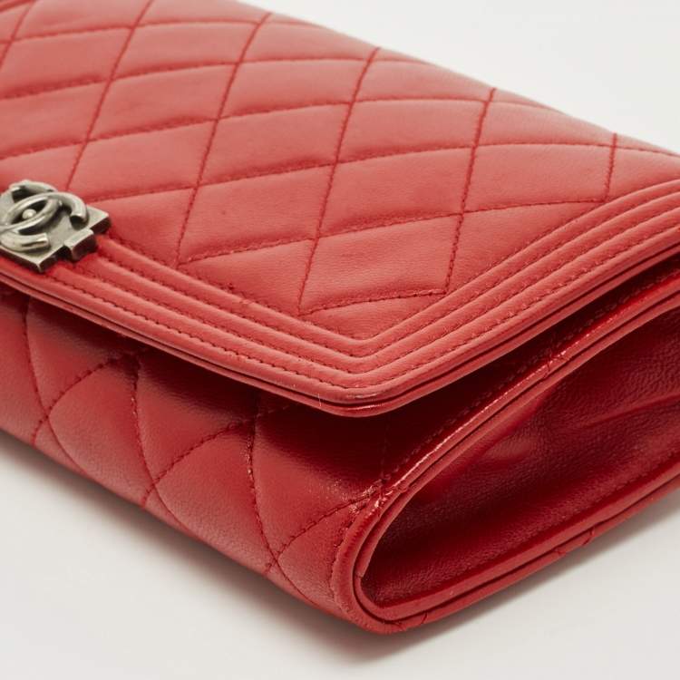 Pre Owned Chanel Red Quilted Leather Boy Flap Wallet On Chain