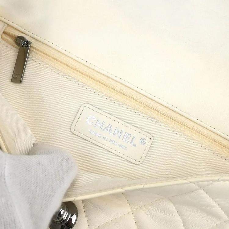 Pre Owned Chanel White Lambskin Hula Hoop Medium Handbag